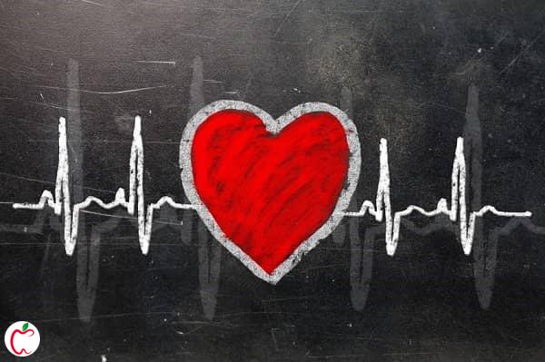 قلب قرمز رنگ روی صفحه ای سیاه | سلامت قلب | سیوطب