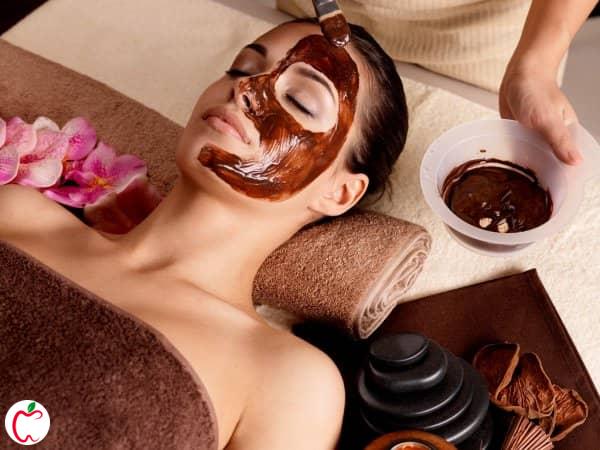 زنی جوان در حال استفاده از ماسک شکلات | پوست شکلاتی | سیوطب