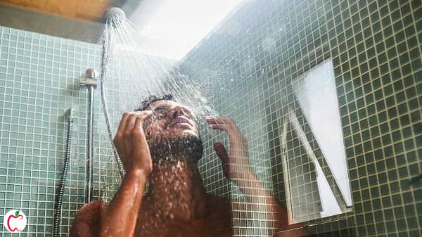 مردی در حال استحمام ورزش | سیوطب