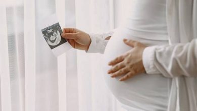 زن باردار با لباس سفید و عکس سونوگرافی به دست | کم تحرکی زنان باردار | سیوطب