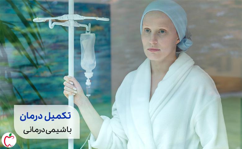 زنی کچل مبتلا به سرطان تخمدان در حال دریافت داروی شیمی درمانی از طریق سرم|سیوطب