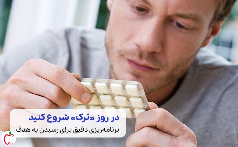 شخصی در حال خواندن طریقه مصرف آدامس ترک سیگار|سیوطب