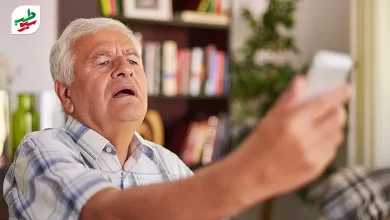 درمان تاری دید مردی که درحال نگاه کردن به تلفن همراه است|سیوطب