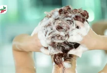 شخصی در حال شستن موهایش با شامپو برای درمان خانگی چربی سر|سیوطب