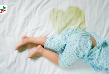 درمان شب ادراری کودکان و نیم تنه کودکی که خوابیده و رختخوابش را خیس کرده است|سیوطب