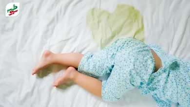 درمان شب ادراری کودکان و نیم تنه کودکی که خوابیده و رختخوابش را خیس کرده است|سیوطب