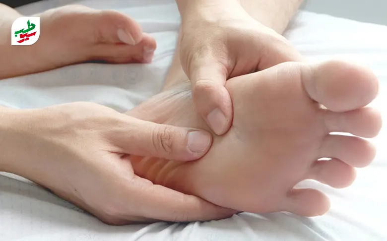 فردی که به تشخیص و درمان علت درد کف پا نیاز دارد|سیوطب