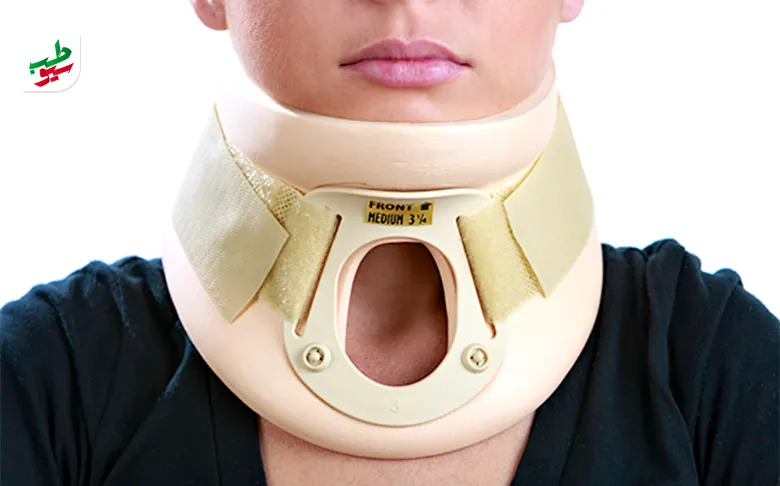 شخصی که دچار فتق دیسک گردن شده و گردنبند طبی دیسک گردن پوشیده است|سیوطب