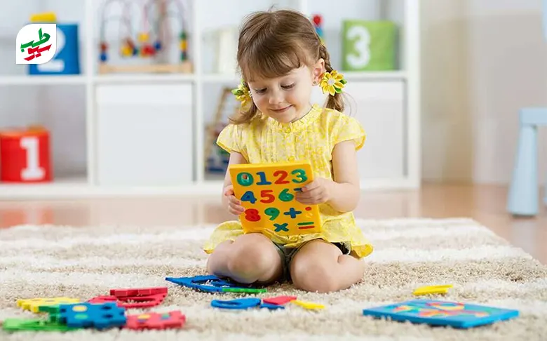 کودکی در حال یادگیری و آموزش اعداد با بازی|سیوطب