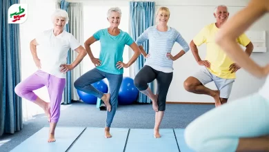 گروهی از سالمندان در حال انجام تمرینات تعادلی ورزش سالمندان که برای آن‌ها بسیار مفید است|سیوطب