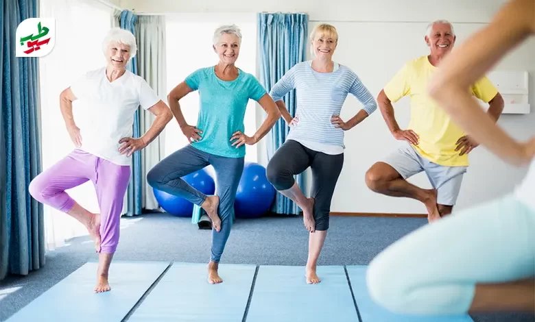 گروهی از سالمندان در حال انجام تمرینات تعادلی ورزش سالمندان که برای آن‌ها بسیار مفید است|سیوطب