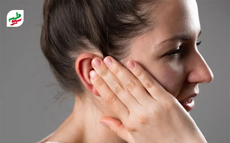 فردی که دچار درد در گوش شده و نیاز به بهترین آنتی بیوتیک برای عفونت گوش دارد|سیوطب