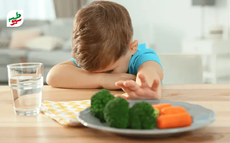 کودکی که از خوردن غذا امتناع می‌کند و نیاز به بهترین مولتی ویتامین برای رشد قد کودکان دارد|سیوطب